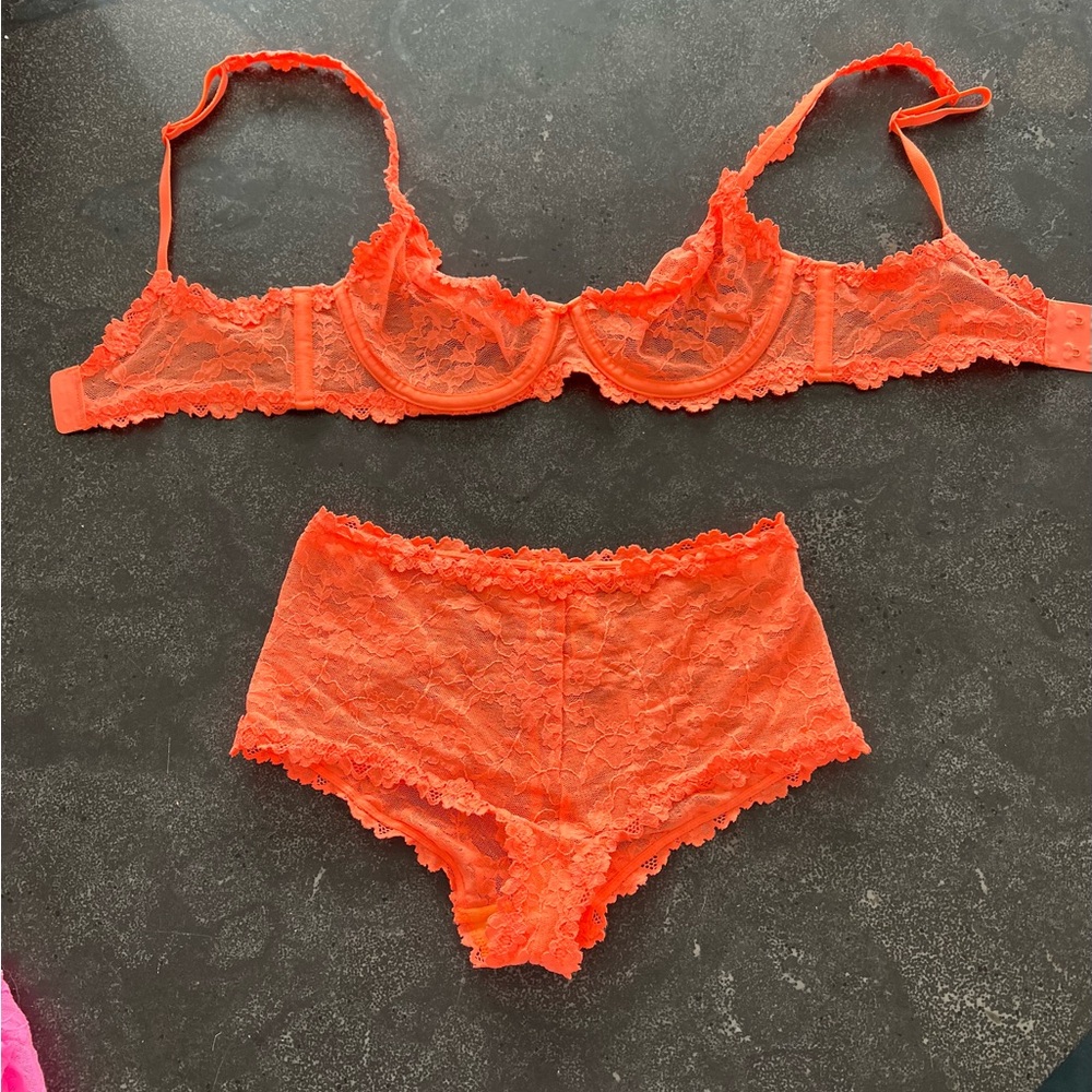 SKIMS underwire scoop bra and boy short style panties